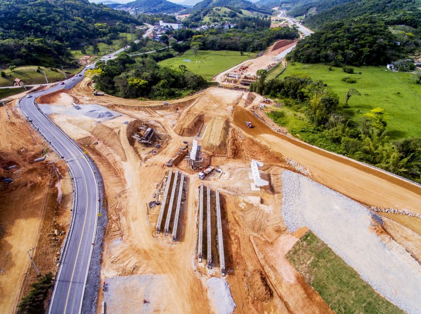 Conjunto de obras e projetos totaliza R$ 6,8 bilhões e refere-se aos modais aeroviário, aquaviário, Contorno Viário de Florianópolis, ferroviário, rodoviário, além de prevenção a enchentes e saneamento.