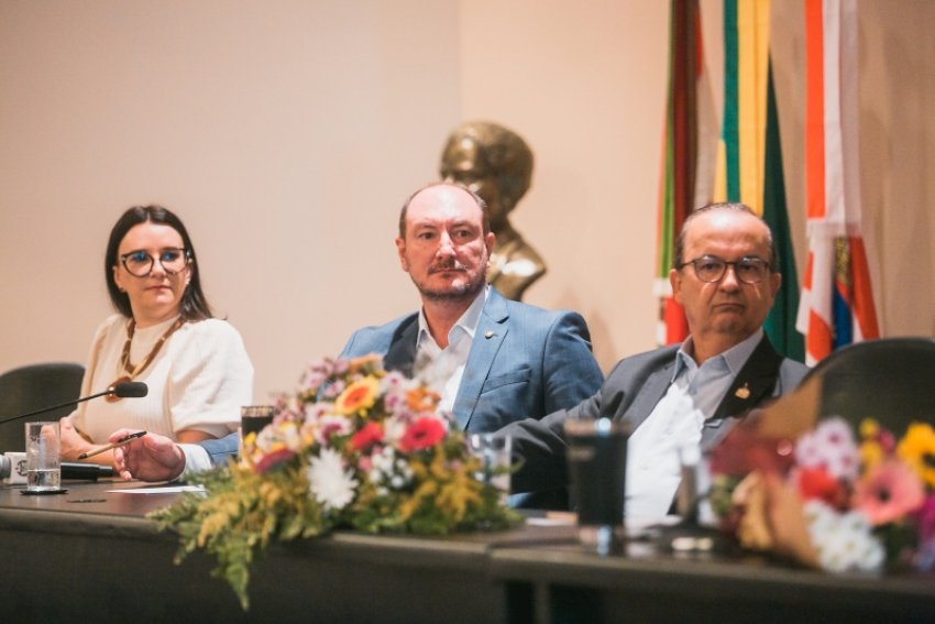 Deputado Mauro de Nadal, presidente da Casa, e governador Jorginho Mello na mesa dos trabalhos