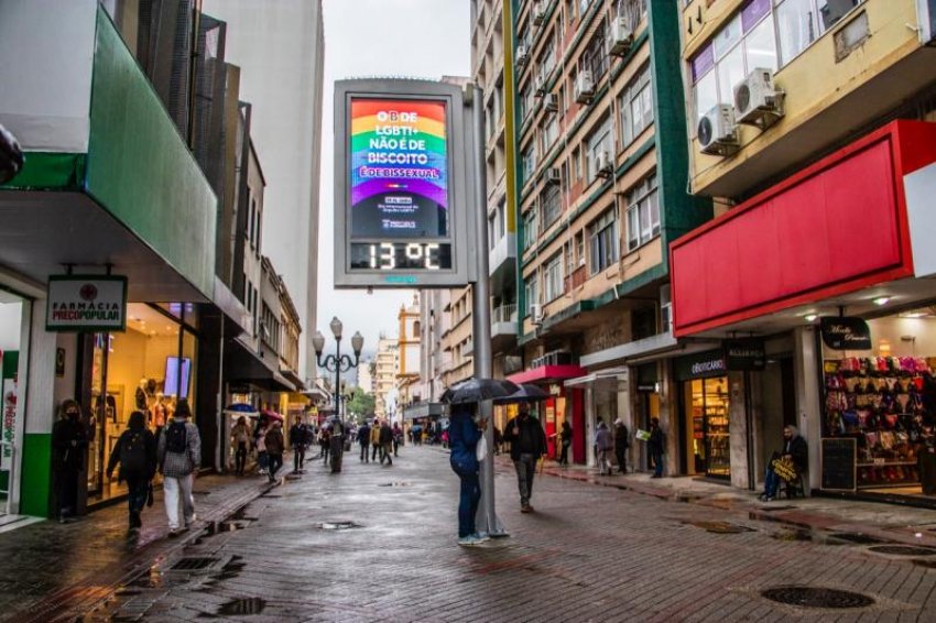 Termômetros da cidade mostram a campanha do Dia do Orgulho LGBTI+