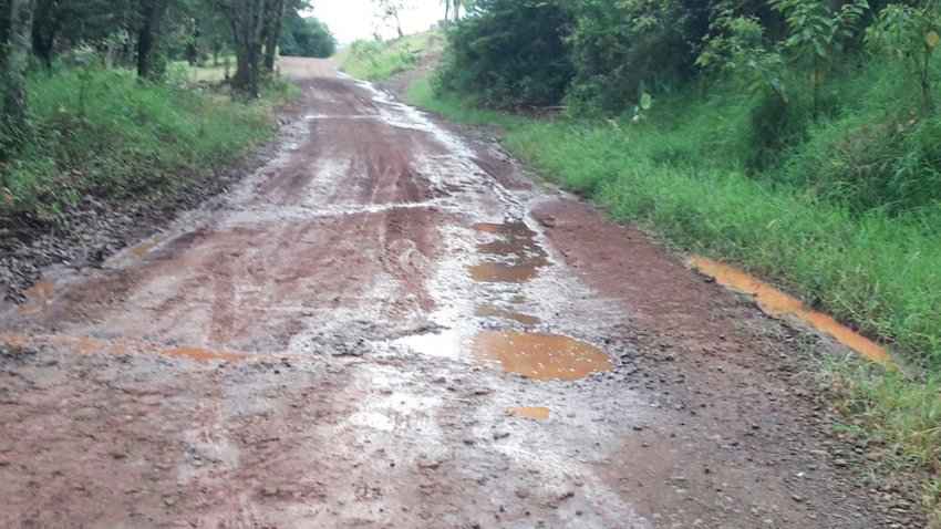 Após a chuva, os buracos aparecem e segundo o morador, a estrada fica intransponível (Foto: Divulgação/LÊ)