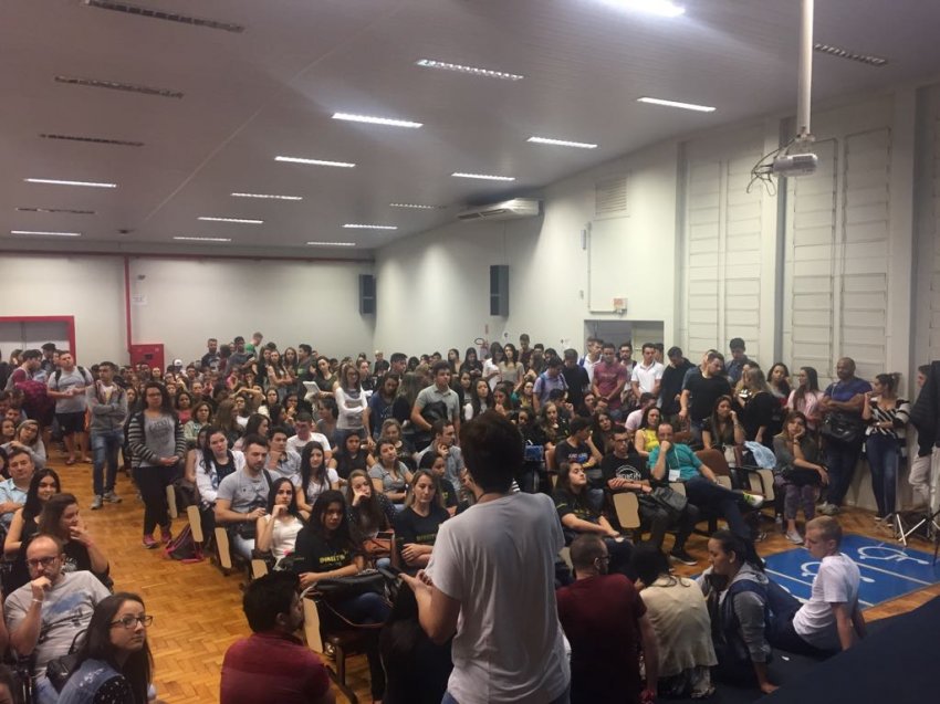 Mais de trezentos estudantes participaram da atividade e se reuniram no Salão de Atos da Unochapecó (Foto: Divulgação/LÊ)