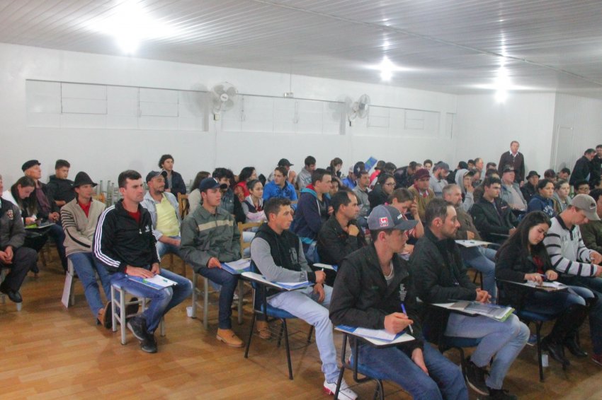 Cerca de 84 agricultores participaram da capacitação, que é voltada a Programa Nacional do Crédito Fundiário (Foto: Vitória Schettini/LÊ)