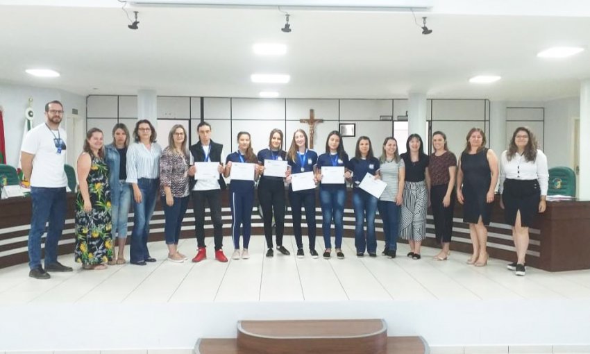 Seis estudantes apresentaram os discursos aos colegas e professores, na Câmara de Vereadores de Xaxim