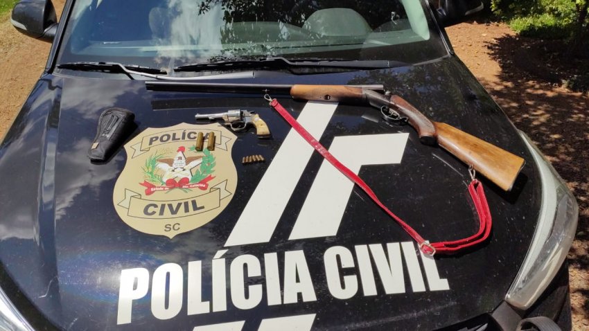 Armas de fogo foram apreendidas pelos policiais civis na tarde de hoje (25)