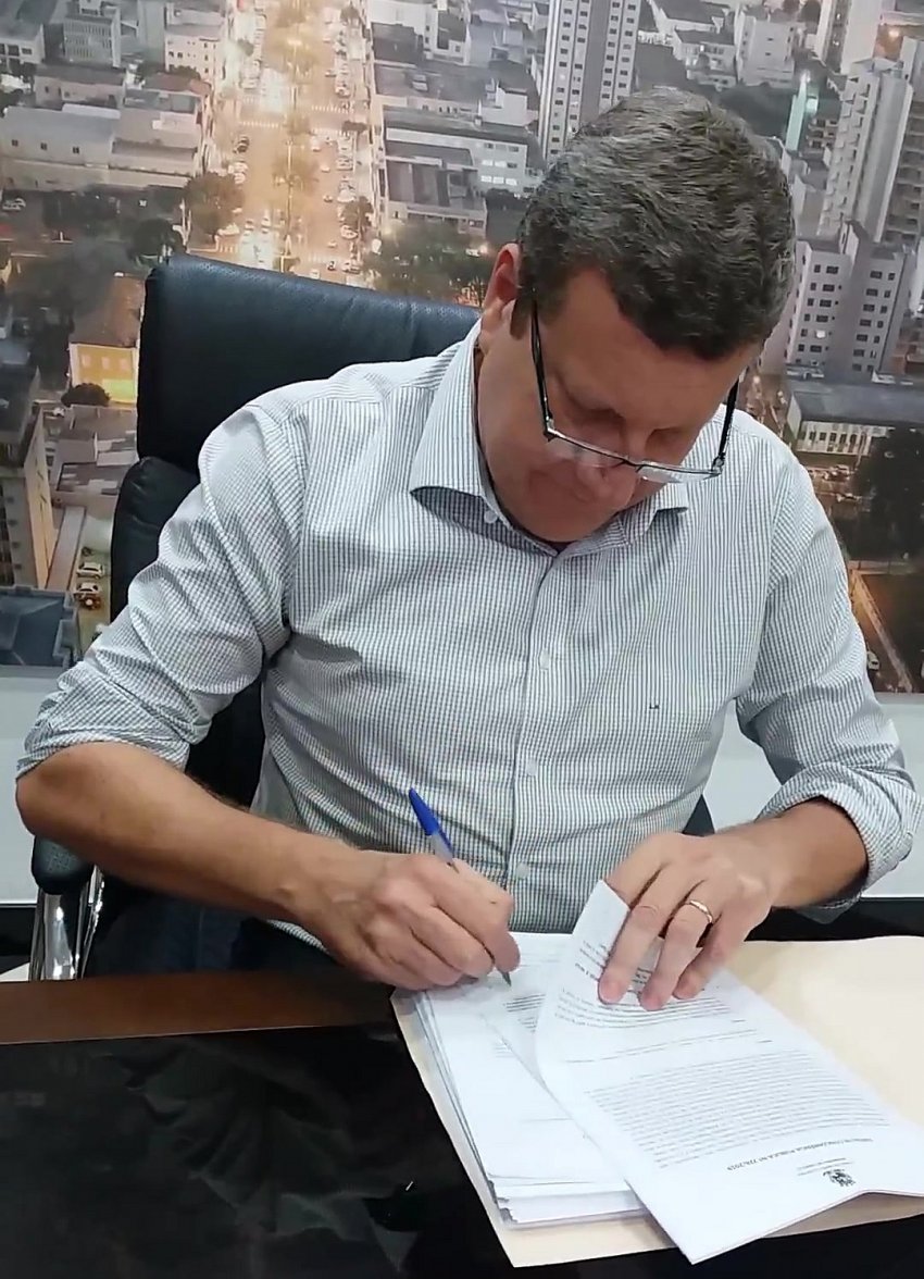 Prefeito Luciano Buligon assinou edital de concessão, que permitirá a expansão, exploração e manutenção das áreas e serviços do Aeroporto Municipal Serafim Enoss Bertaso