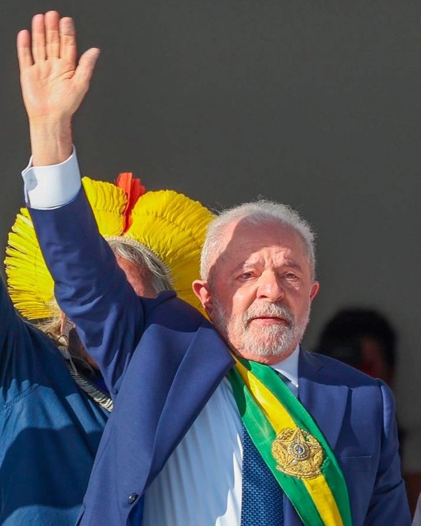 Lula recebeu a faixa presidencial de um grupo que representa a diversidade dos brasileiros