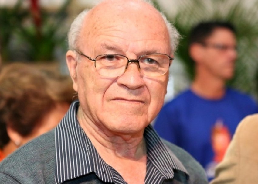 Névio Santana Fernandes foi jornalista, economista e escritor.