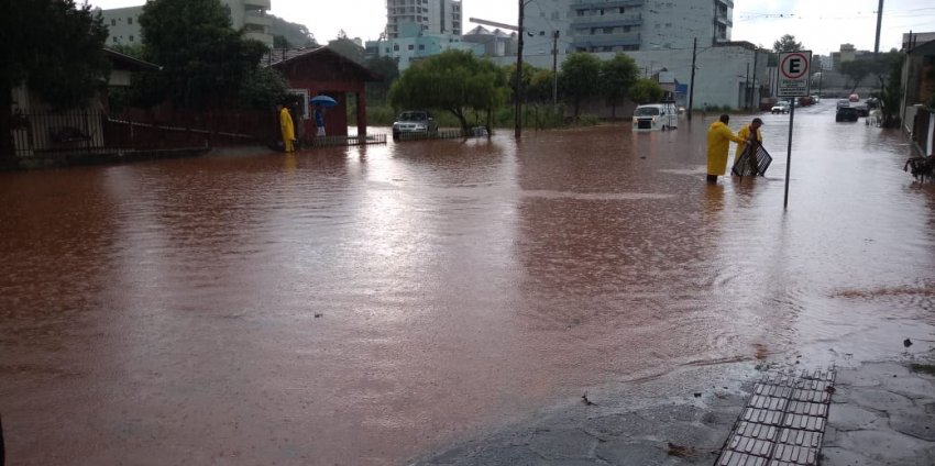 Rua Vista Alegre, no Centro de Xaxim, ficou intransitável após fortes chuvas
