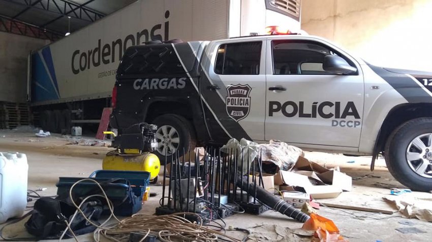 Baú também com placas de Xaxim foi recuperado pela Polícia Civil em Maringá (Foto: DFRC/PR)