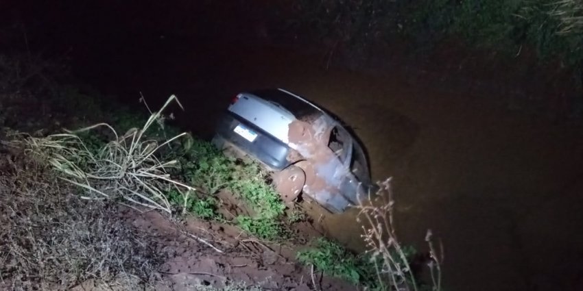 Veículo capotou e caiu numa ribanceira e depois, num reservatório de água de chuva