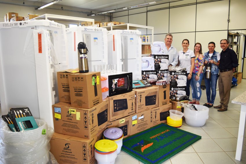 O prefeito Lírio e o secretário de Educação Rubens Marafon acompanharam a aquisição dos eletrodomésticos e utensílios para cozinha