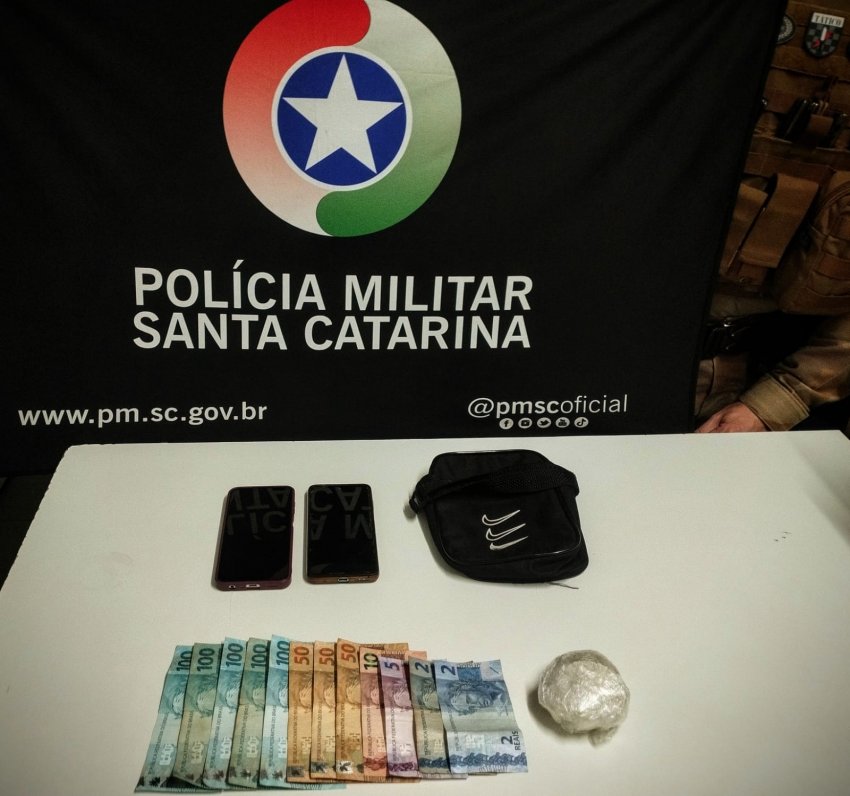 Além da porção de cocaína, foram encontrados dois celulares e uma quantia em dinheiro