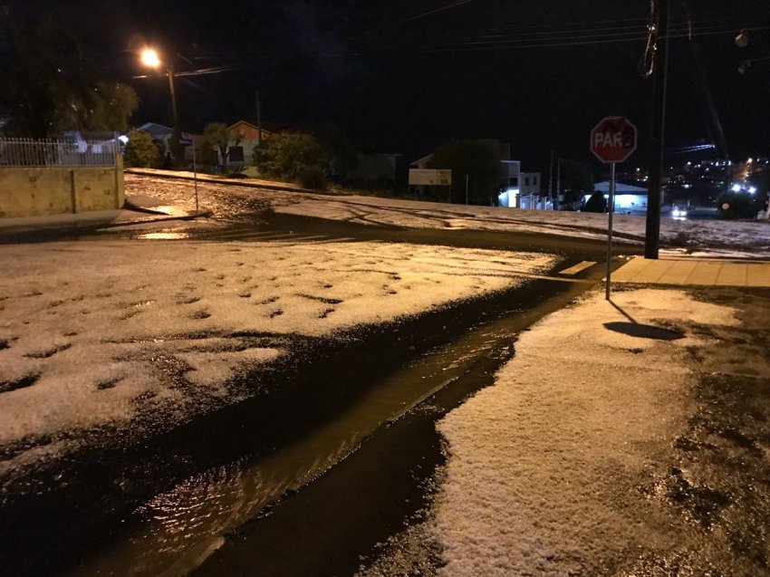 Granizo aconteceu por volta das 20h30 deste sábado (28), em Xaxim, Coronel Freitas e Pinhalzinho (Foto: Divulgação/LÊ)