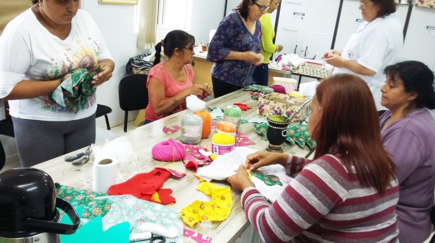 Artesanato produzido ajudará na renda familiar das mulheres participantes