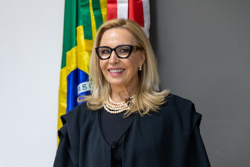  Maria do Rocio Luz Santa Ritta é empossada como a primeira mulher presidente do Tribunal Regional Eleitoral de Santa Catarina, enfatizando o compromisso com a participação feminina na política
