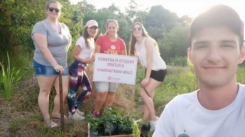Membros da entidade de Xaxim plantaram mudas próximo ao córrego do bairro Flor