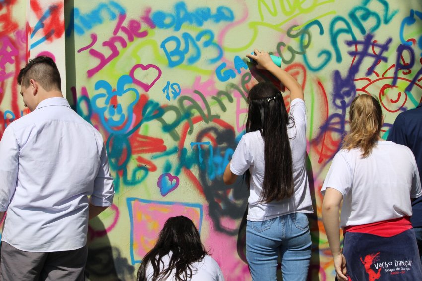 Crianças e adolescentes expressaram a criatividade através dos desenhos de graffiti