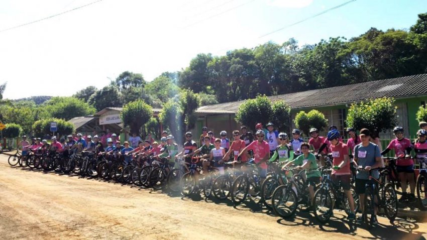 Registro dos cerca de 50 participantes da categoria adulto durante a pausa para hidratação em frente à escola Luiz Lunardi, na Vila Tigre (Foto: Divulgação/LÊ)