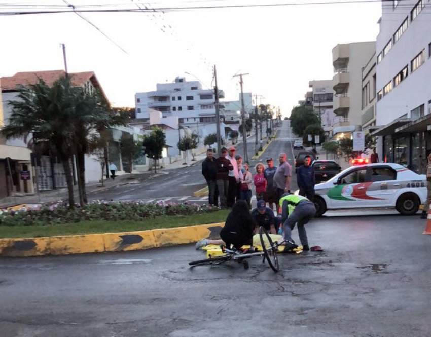 Acidente ocorreu por volta das 06h45 na avenida Plínio Arlindo De Nês (Foto: Polícia Militar)
