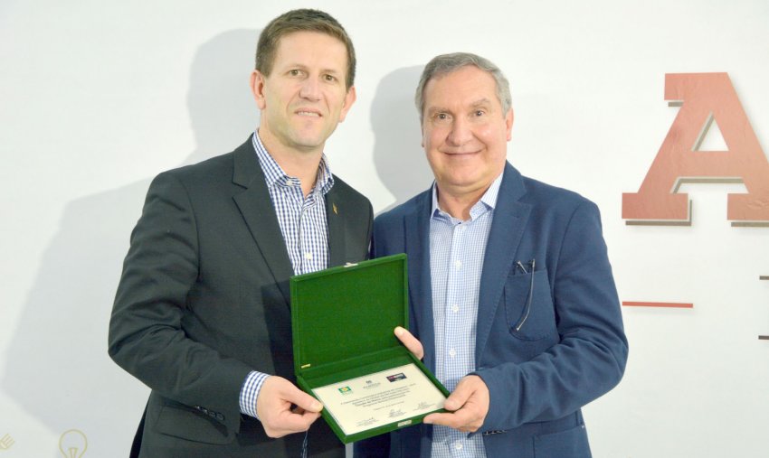 Presidente da Acic, Cidnei Barozzi, entregou uma placa ao diretor da DM Auto, Claudio De Marco