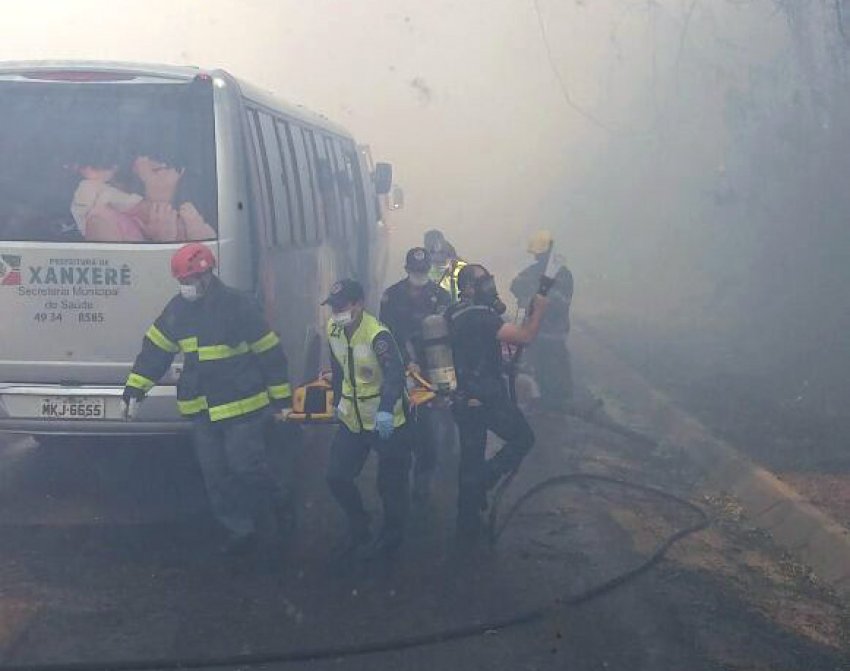 Equipes do Corpo de Bombeiros trabalharam no resgate das vítimas e no combate às chamas na vegetação (Foto: Divulgação/LÊ)