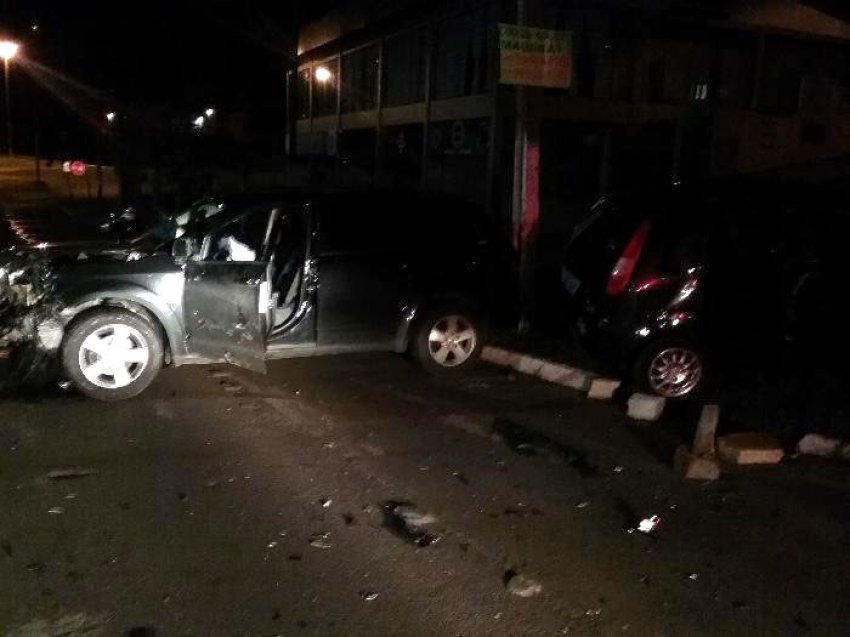 Acidente ocorreu na madrugada desta quinta-feira (19) no Centro de Xanxerê (Foto: Polícia Militar)