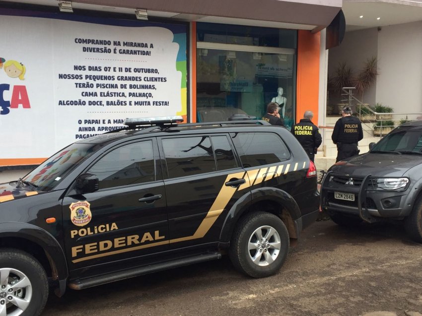 Agentes da Polícia Federal estiveram em um edifício para localizar um homem que morava no local (Foto: Axe Schettini/LÊ NOTÍCIAS)