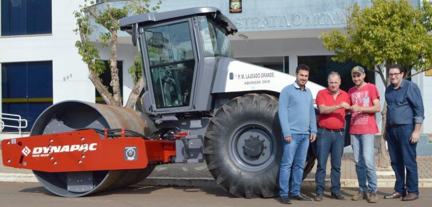 Entrega oficial da máquina aconteceu na última sexta-feira (29), em Lajeado Grande (Foto: Prefeitura de Lajeado Grande)