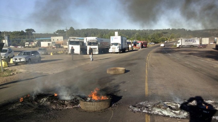 Pneus foram queimados na BR-282, em Ponte Serrada, na tarde desta segunda-feira (Foto: Divulgação/LÊ)