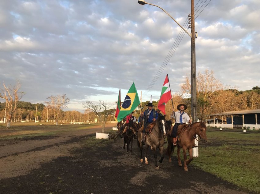Cavalerianos estiveram em Xaxim neste domingo (15) e seguem para Coronel Freitas (Foto: Arquivo de Eliane Farina)