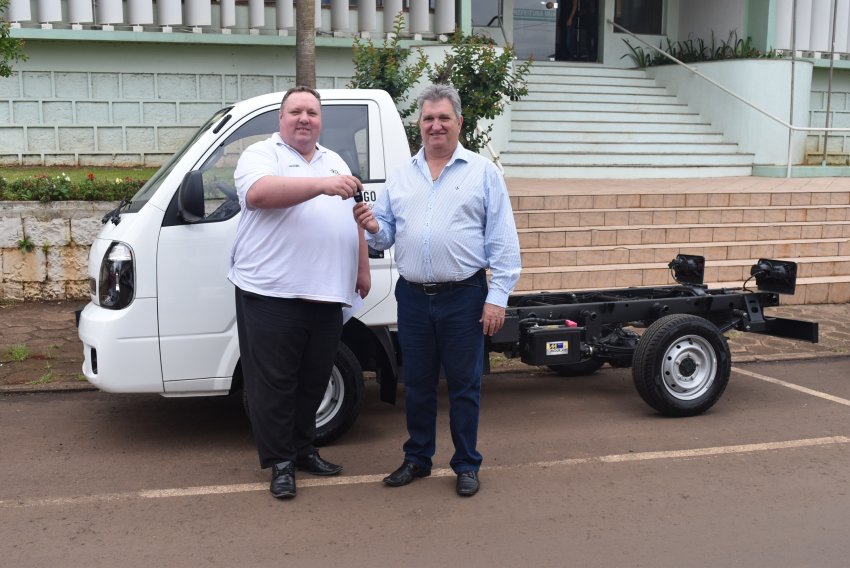 O veículo utilitário de carga, Kia Bongo, foi adquirido por meio de processo licitatório ao valor de R$ 77.000,00