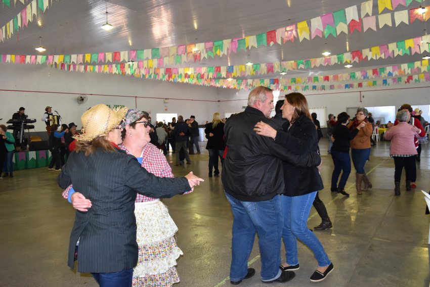 Última edição da Festa Junina das Mães e Clubes de Idosos de Xaxim reuniu centenas de pessoas