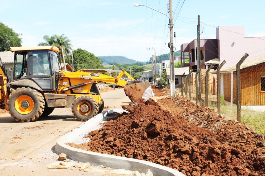 Mais de 2,5 mil metros de canos serão instalados na avenida Padre João Botero
