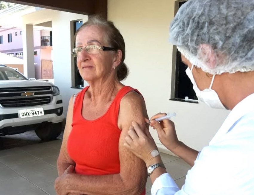 Cerca de 560 idosos estão sendo imunizados contra a H1N1