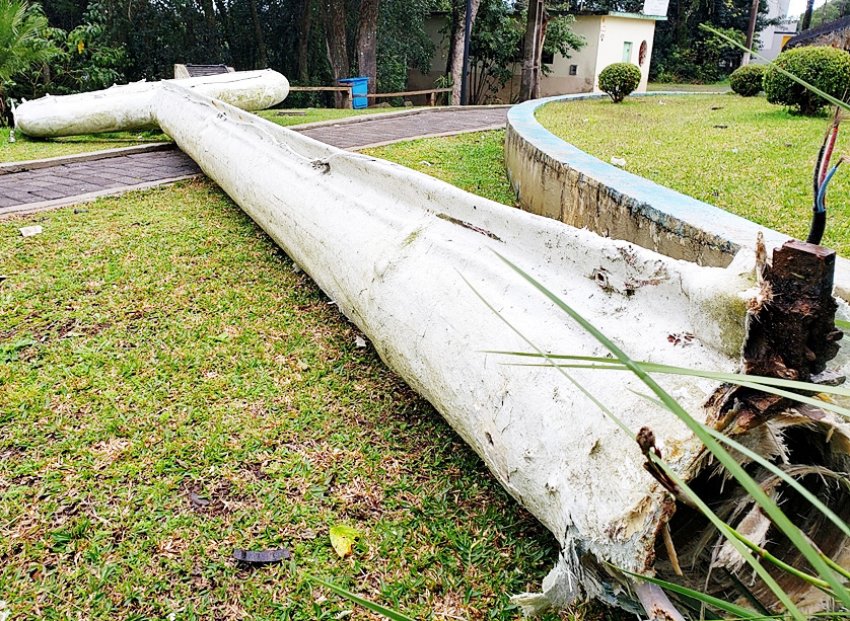 Os ventos, que atingiram muitas cidades catarinenses, também danificaram parte da estrutura no bairro Flor da Serra, em Joaçaba