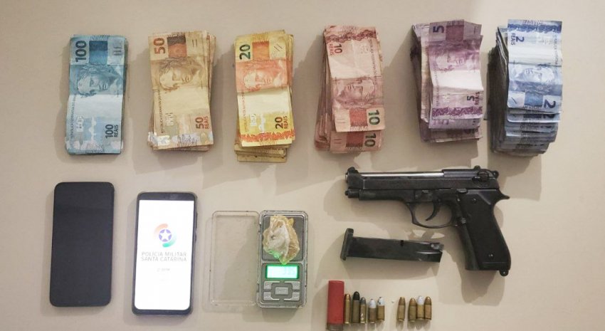 Junto com ele, foram encontrados R$ 8 mil em espécie, cartuchos e arma de fogo, além de um celular