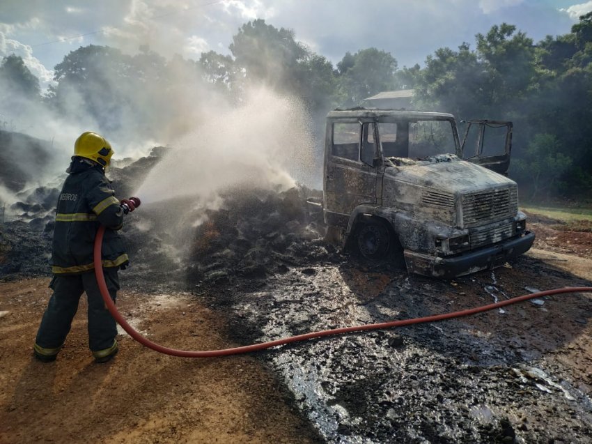 Veículo, que estava carregado com feno, foi completamente destruído pelas chamas