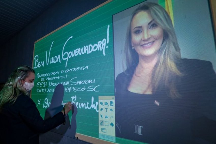 Alunos recepcionaram Daniela Reinehr com uma mensagem sobre a lousa digital