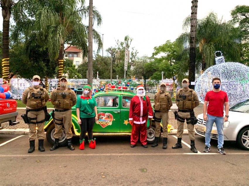 Policiais estiveram acompanhados do Papai Noel, distribuindo doces para as crianças xanxerenses