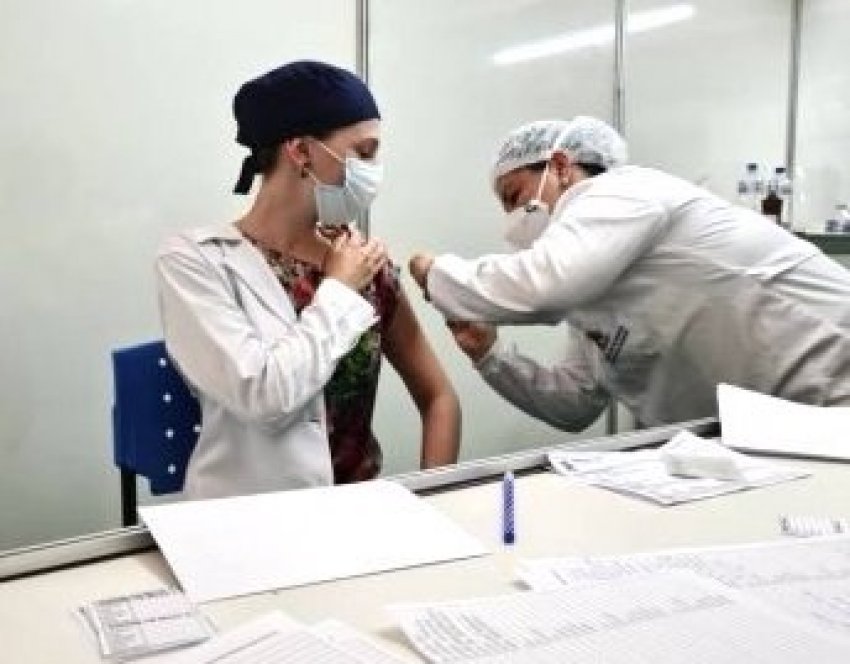 Até ontem (20), mais de 200 profissionais já haviam sido vacinados no município