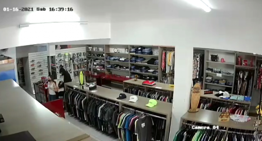 Em vídeo, bandidos levam uma das vítimas amarrada para o fundo da loja