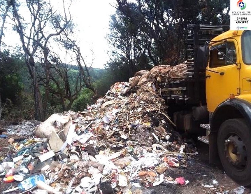 Cerca de seis toneladas de lixo estavam sendo descartadas irregularmente no terreno baldio