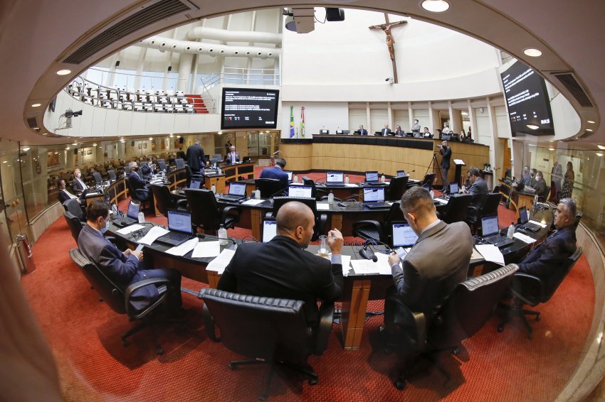 Deputados aprovaram projeto do reajuste do salário mínimo na tarde desta terça-feira (16)
