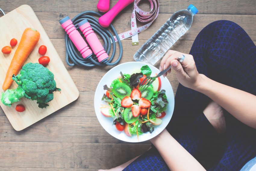 A combinação de alimentos saudáveis e atividades físicas pode trazer muitos benefícios