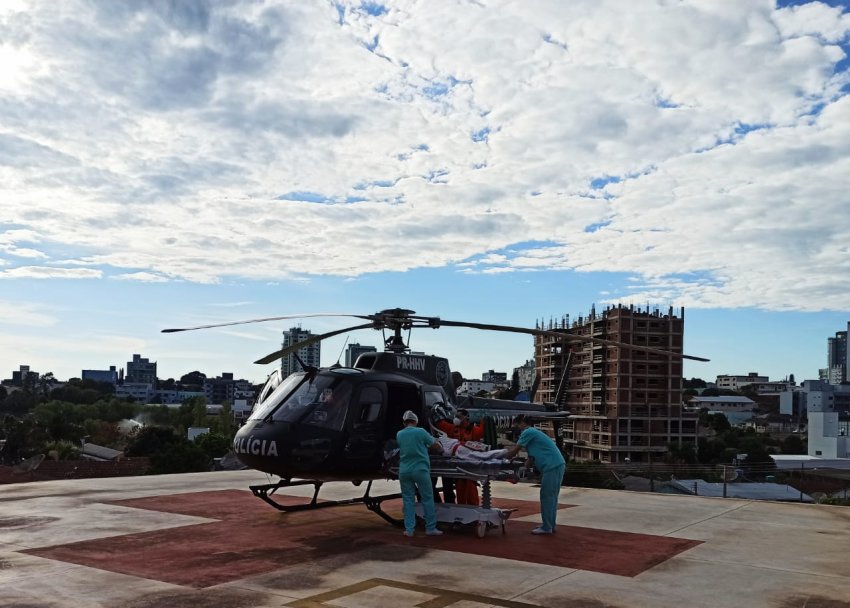 Ela foi levada de helicóptero ao Hospital Regional do Oeste