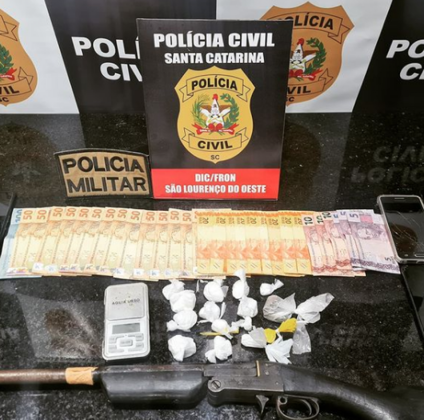 Drogas e dinheiro foram apreendidos por policiais civis em São Miguel do Oeste