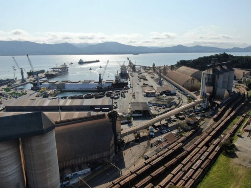 O porto recebe transporte de grãos de SC, PR e MT