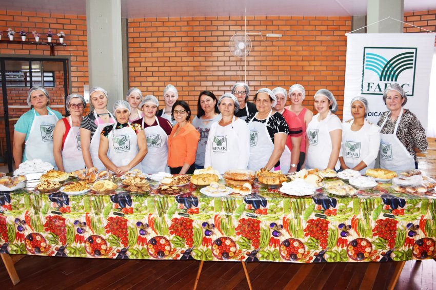 Durante o curso, o grupo de mulheres aprendeu a fazer diferentes tipos de pães, cucas, biscoitos doces e salgados (Foto: Prefeitura de Marema)
