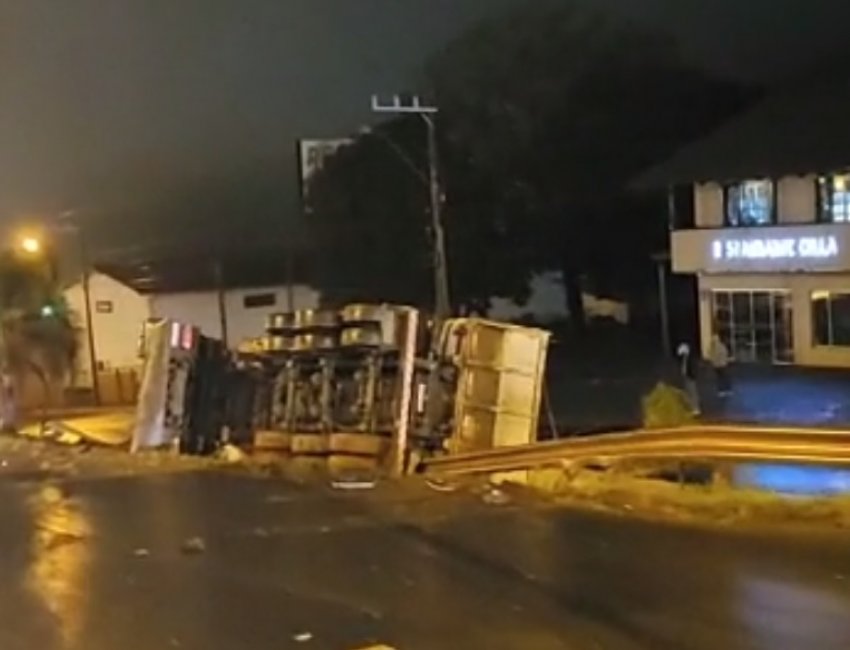 Veículo colidiu com dois carros no acesso a Chapecó