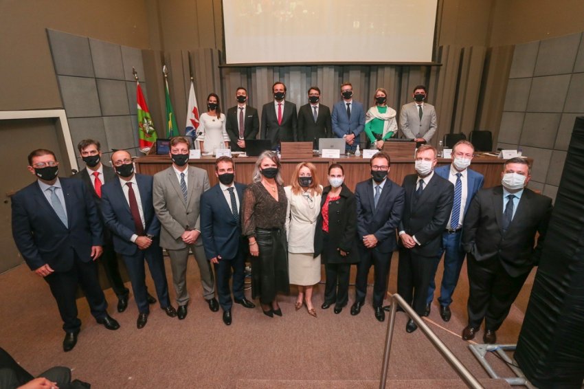 Os 12 candidatos foram escolhidos pelo Conselho Pleno da OAB após sabatina pública e transmitida ao vivo pela internet